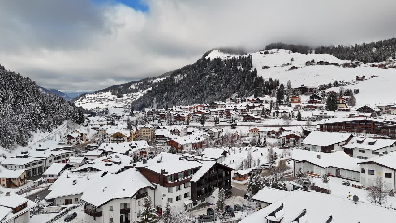 白雪覆盖的小镇，背景是山视频素材