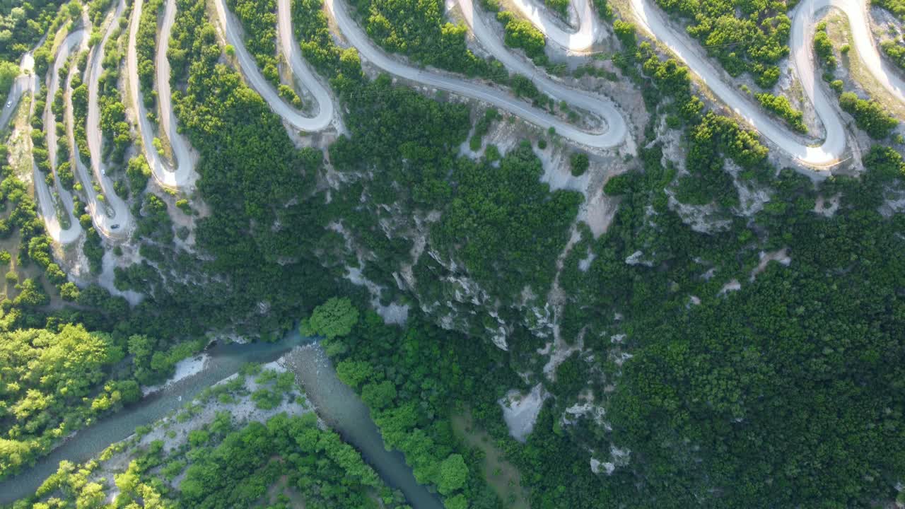 鸟瞰省道与许多曲折在伊庇鲁斯Zagorohoria，希腊视频素材
