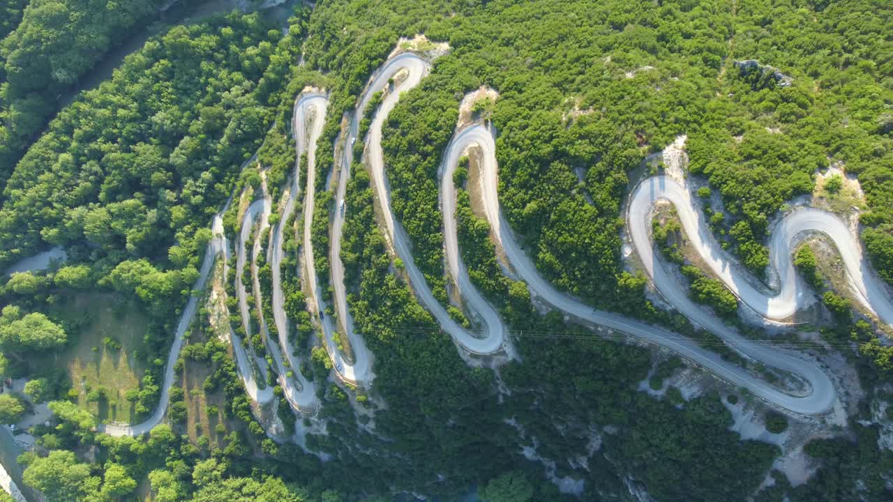 这条弯弯曲曲的道路通往位于欧洲希腊伊庇鲁斯地区风景如画的扎戈里山区的Papigko村视频素材