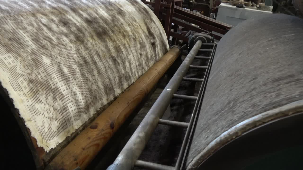 历史上的技术。修复工作中的毛纺厂设备视频下载