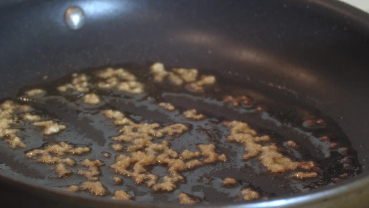 用铁锅用大蒜和黄油煮鲑鱼视频下载