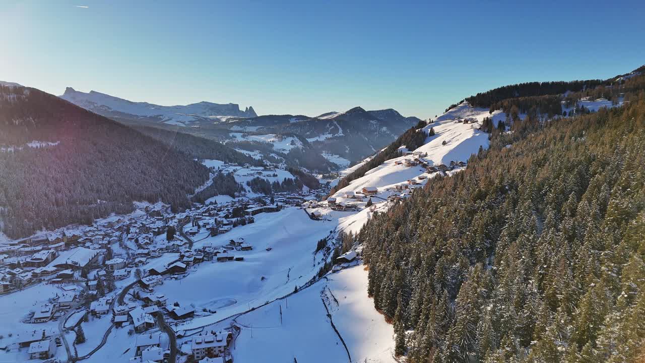 意大利雪山山谷鸟瞰图视频素材