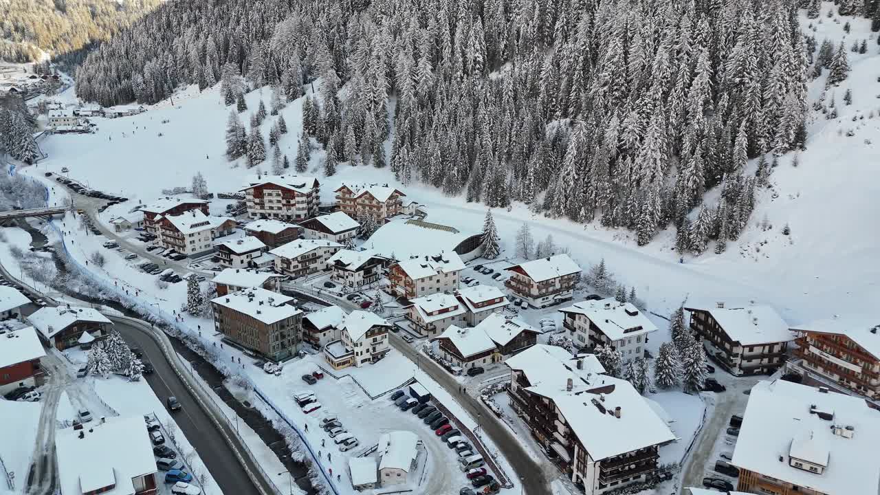 俯瞰意大利山区的Selva Di Val Gardena滑雪胜地视频素材