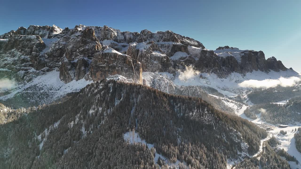 鸟瞰雪山山脉在塞尔瓦迪瓦尔加迪纳，意大利视频素材