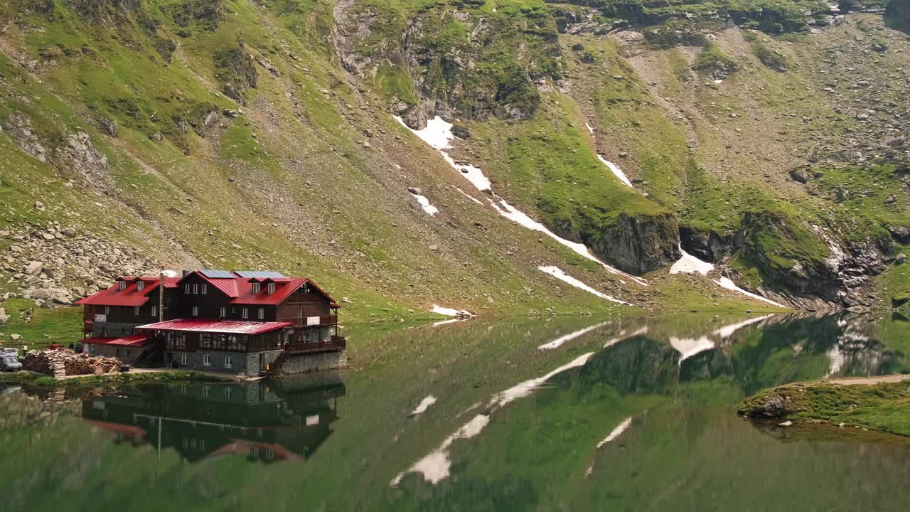 旧木屋和巴利亚湖在transagarasan山路上的平移视频视频素材