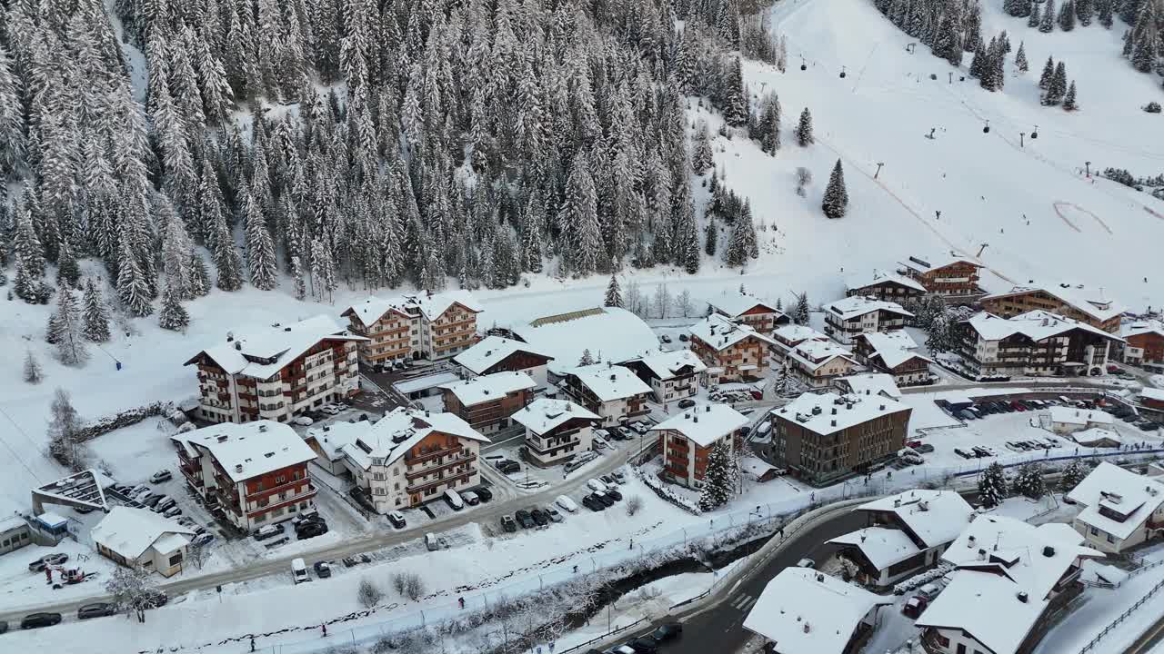 山上滑雪胜地鸟瞰图视频素材