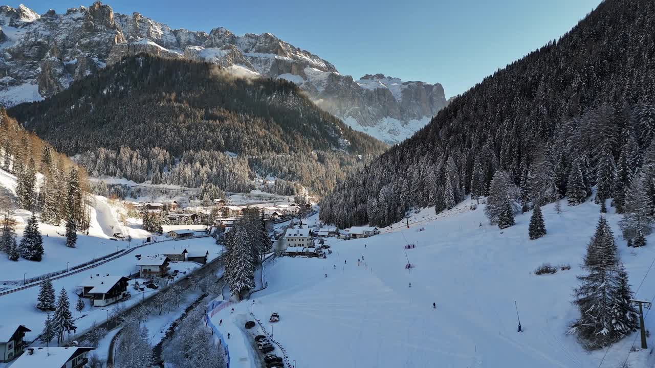 白雪皑皑的山与村庄在前景视频素材