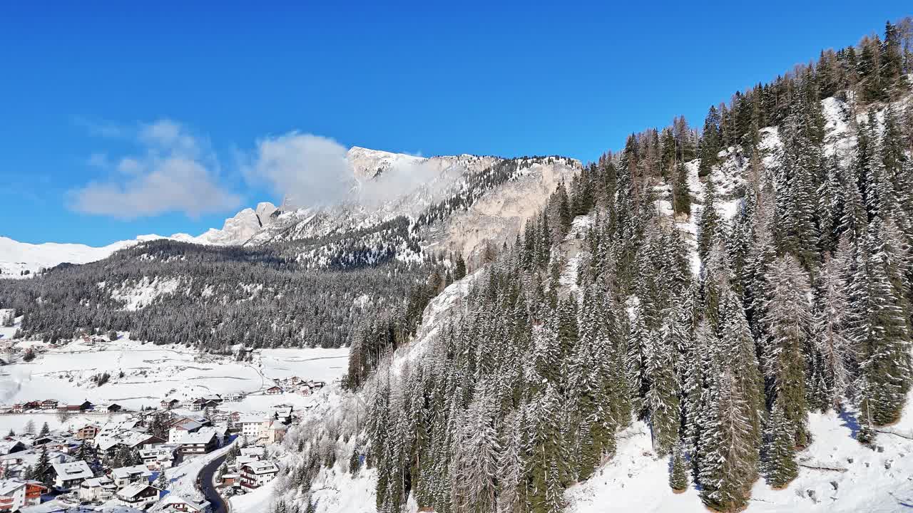 白雪覆盖的山和远处的村庄视频素材