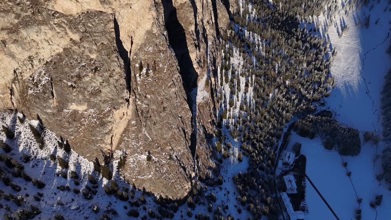 鸟瞰雪山在Selva Di Val Gardena，意大利视频素材