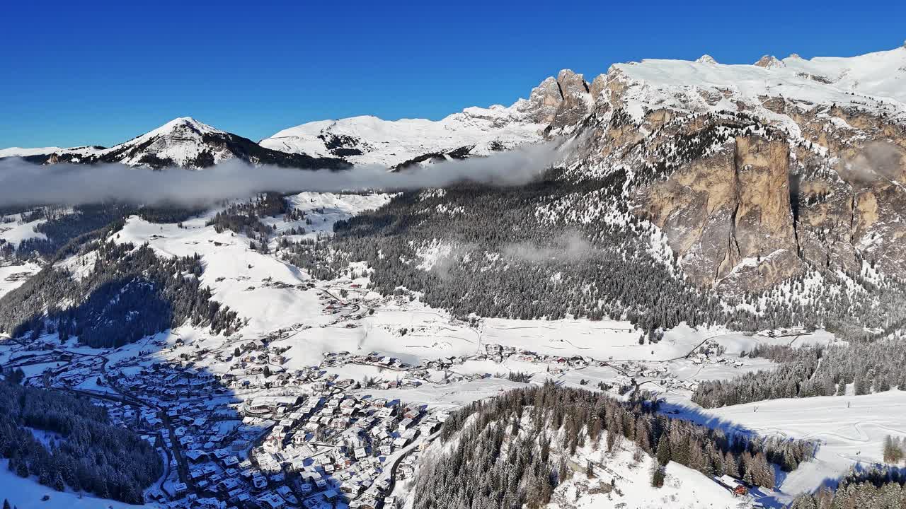 雄伟的白雪覆盖的山脉下的云毯视频素材