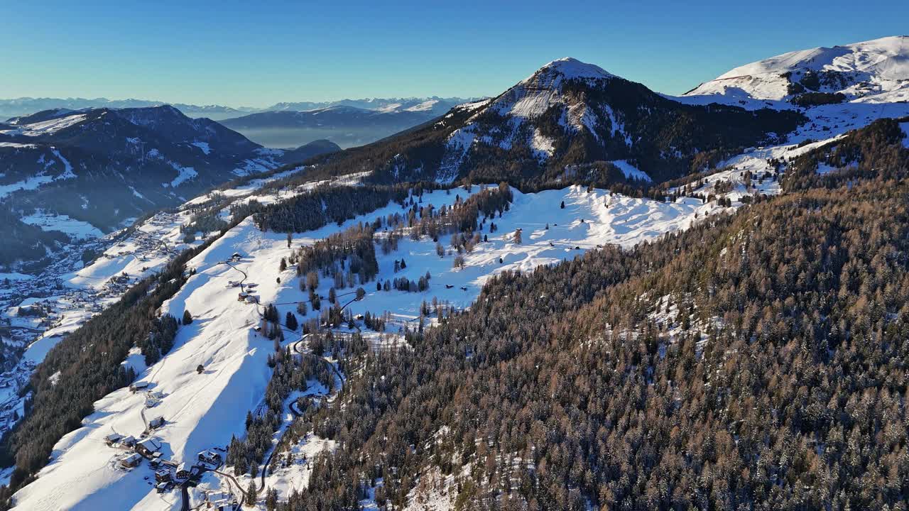 意大利雪山的鸟瞰图视频素材