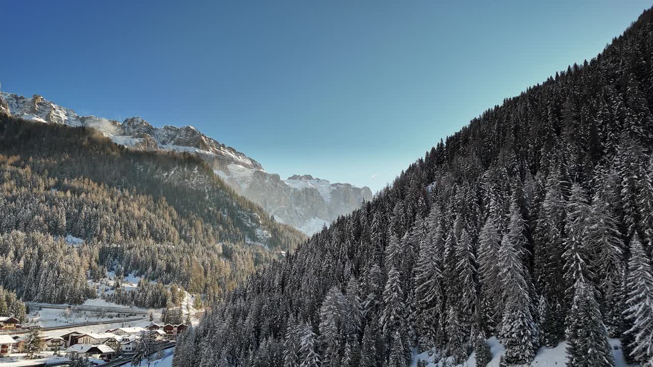 意大利加迪纳山的树木和房屋被雪覆盖视频素材