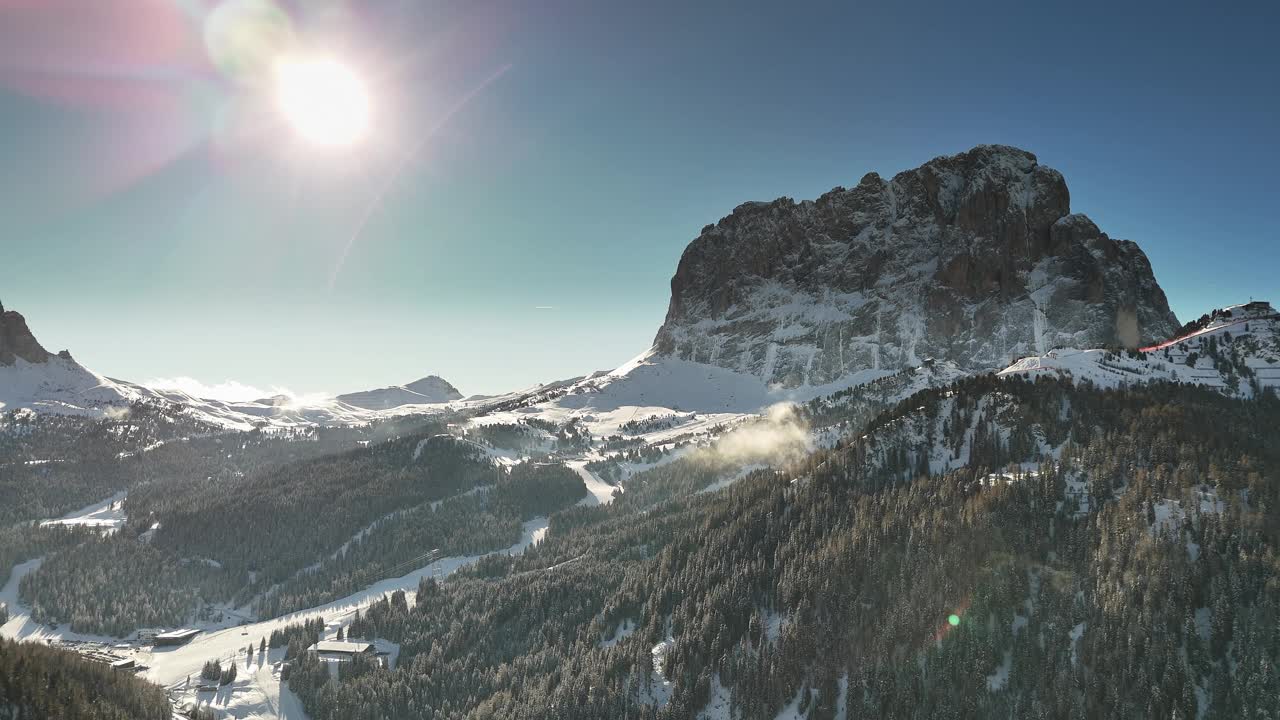 阳光灿烂地照耀着雪山视频素材