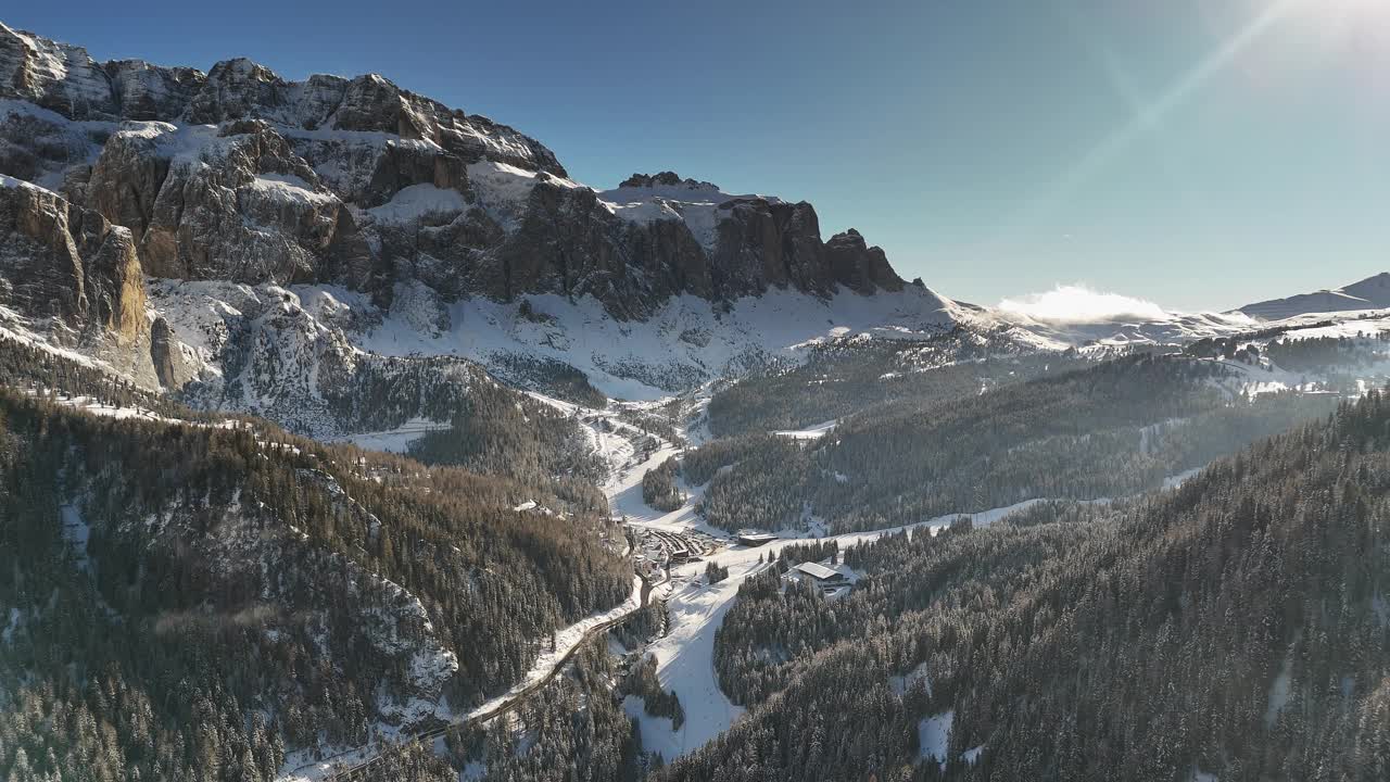 雪山山脉与树木和山脉的背景视频素材