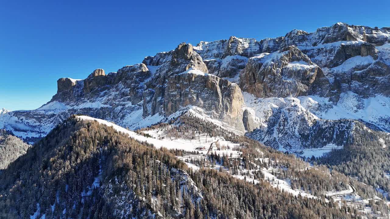 蓝天下的雪山视频素材