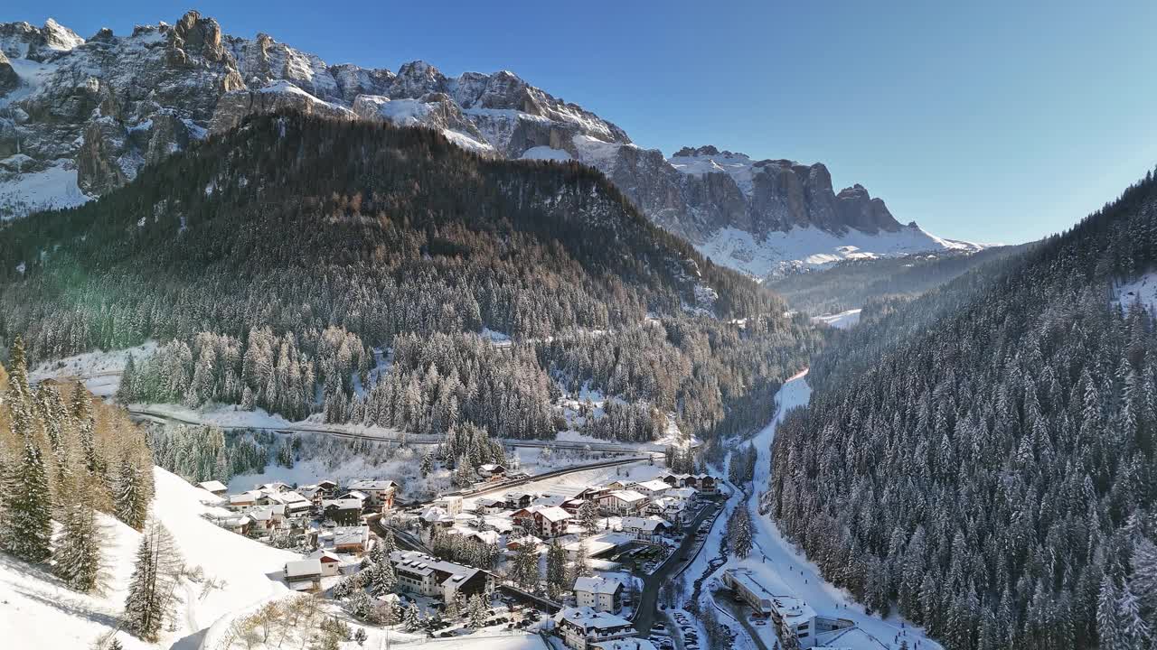 一个被树木和山峰包围的雪山小镇视频素材