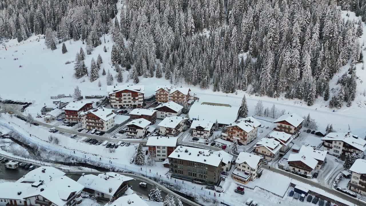 山上滑雪胜地鸟瞰图视频素材