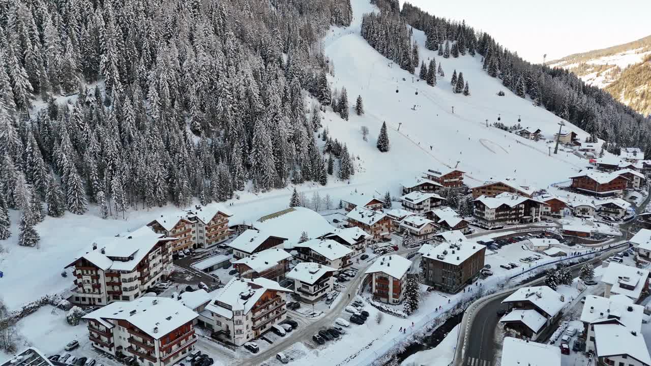 意大利山区冰雪覆盖的滑雪胜地视频素材