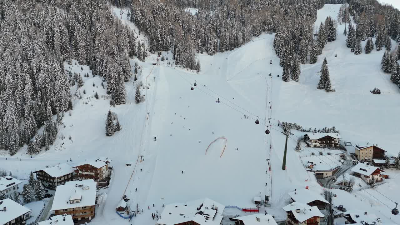 意大利山区滑雪胜地鸟瞰图视频素材