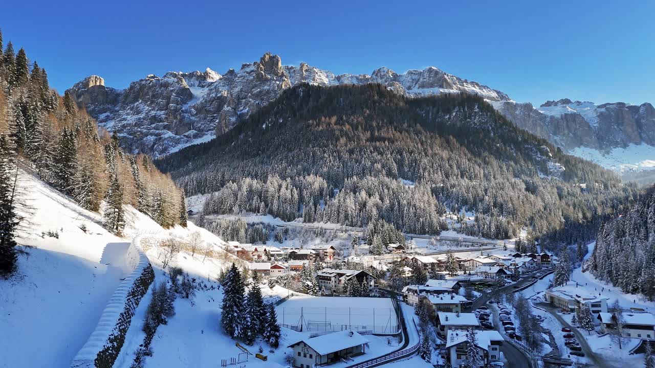 依偎在大自然怀抱中的雪山小镇视频素材