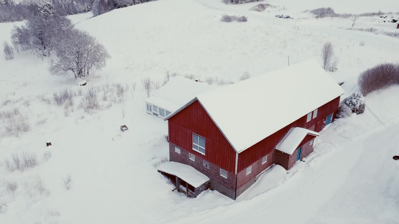 雪地小屋和森林在冬季-航拍视频素材