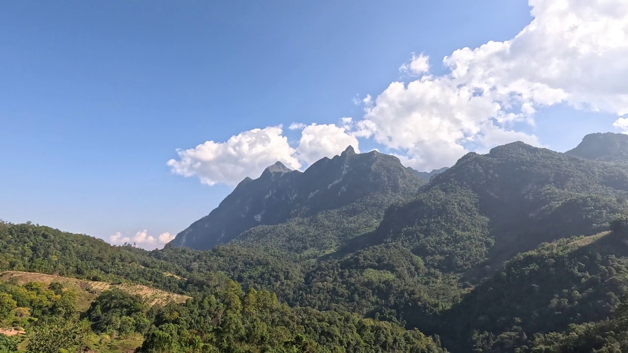 风景秀丽的山脉延时拍摄视频素材