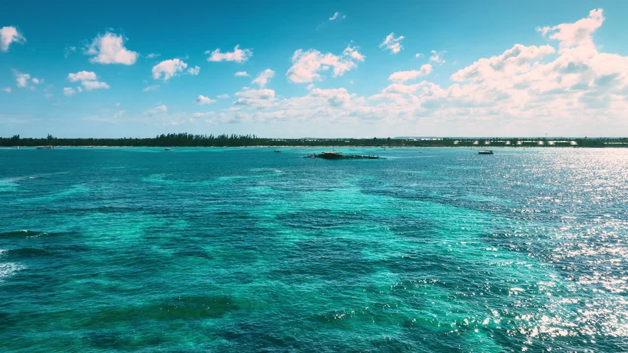 航拍全景的珊瑚礁和游泳池在加勒比海，热带岛屿在水和地平线与野生海滩海岸与棕榈树丛林4k无人机视频视频素材