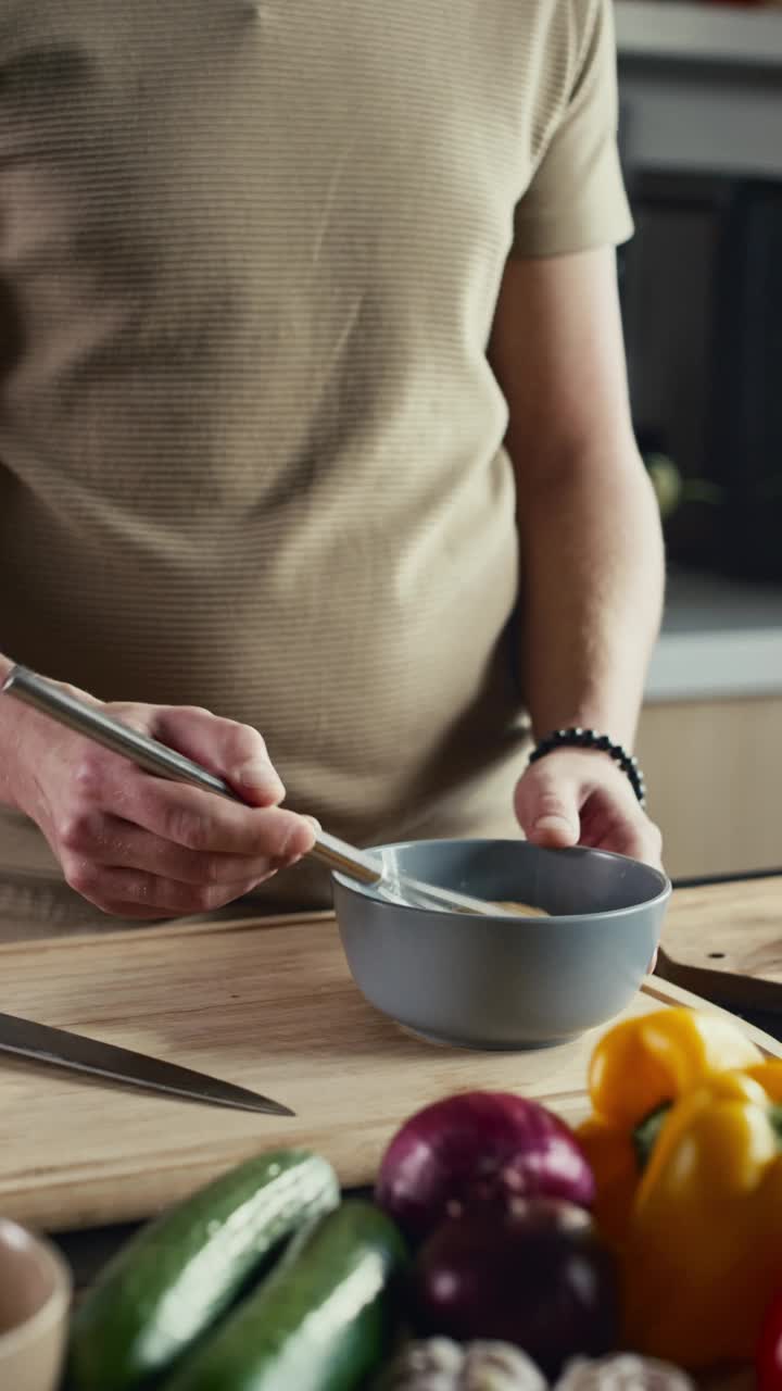 男人在碗里搅拌鸡蛋在家做早餐视频素材