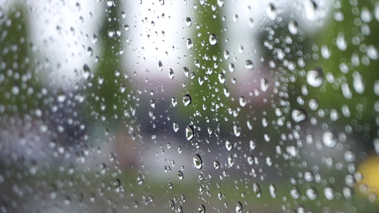 从车内看雨景。雨中从汽车挡风玻璃看到的交通景象。在雨中开车。视频素材