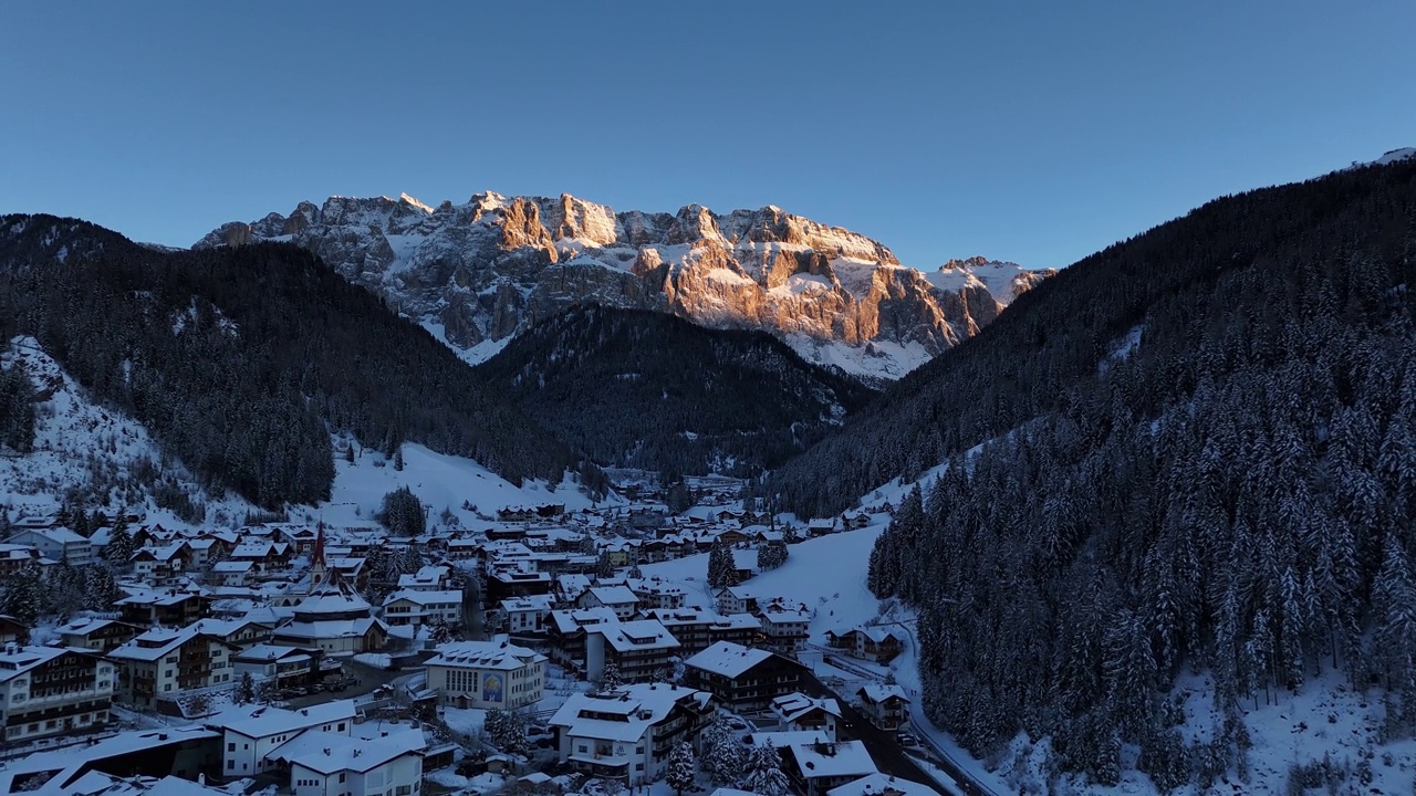 被树和山包围的雪山小镇视频素材