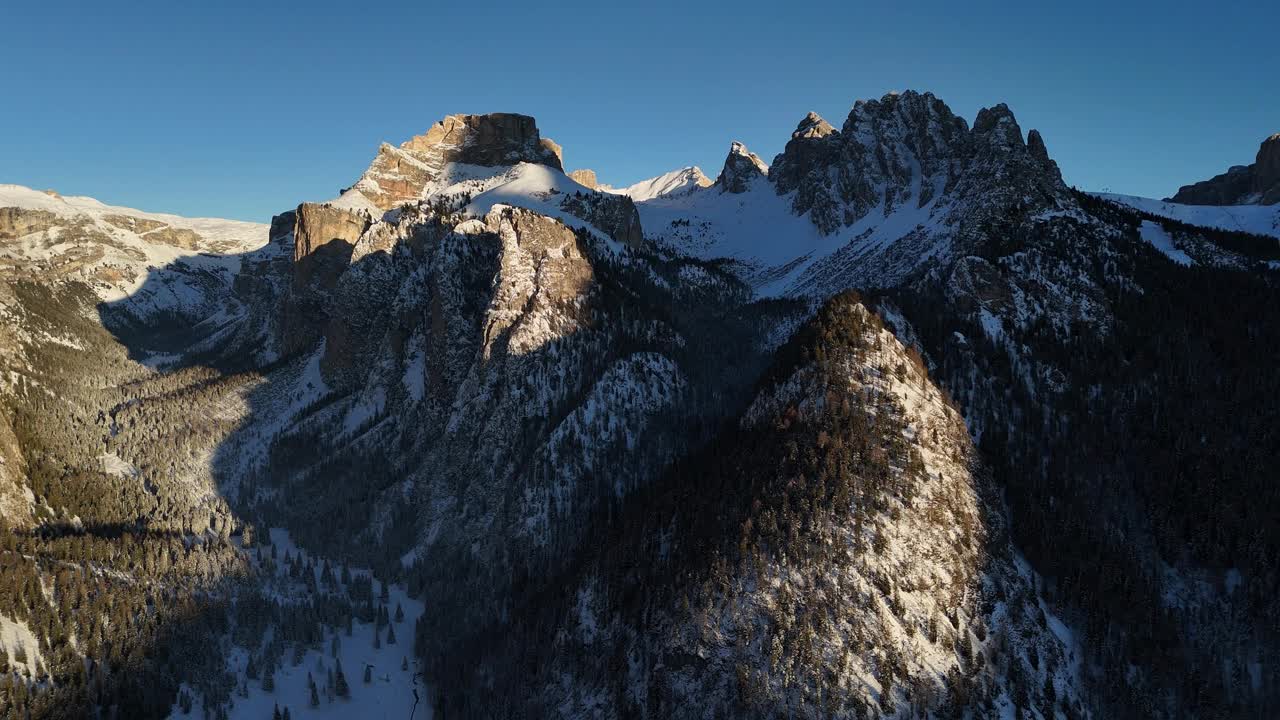 意大利加迪纳山谷的雪山和蓝天视频素材