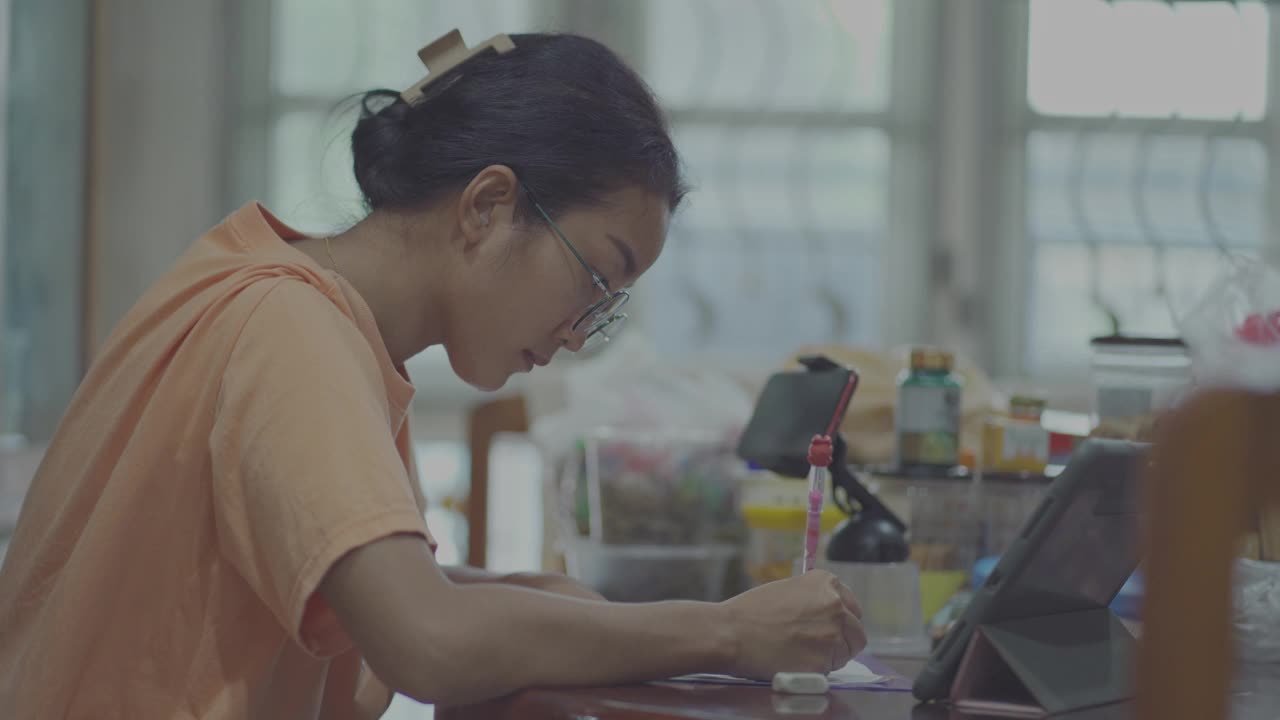 通过电话与客户讨论工作细节。视频素材