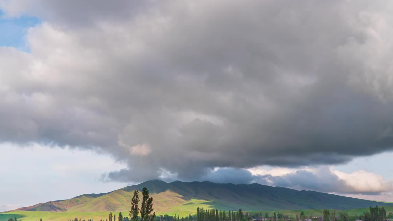 随时间流逝的山脉景观与移动的云。风景优美的山脉。自然景观，戏剧性的天空。夏季高海拔山区的云。视频素材