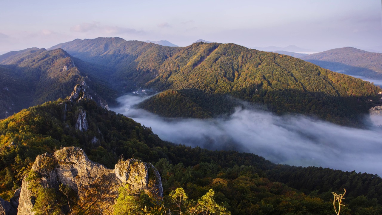 时间流逝的斯洛伐克-苏洛夫，空中山林全景与雾视频下载