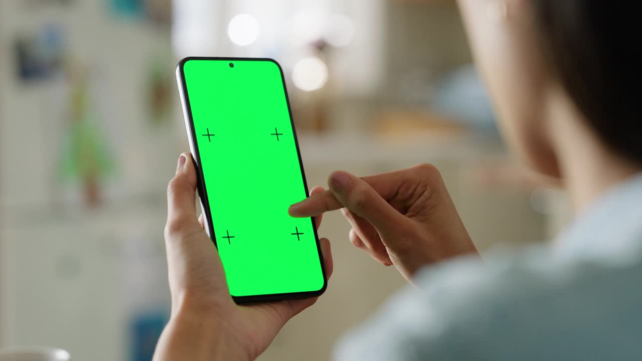 手、家和手机绿屏为网站信息，滚动在社交媒体和营销空间。人阅读或搜索移动应用程序，互联网跟踪标记和模拟电子商务视频素材