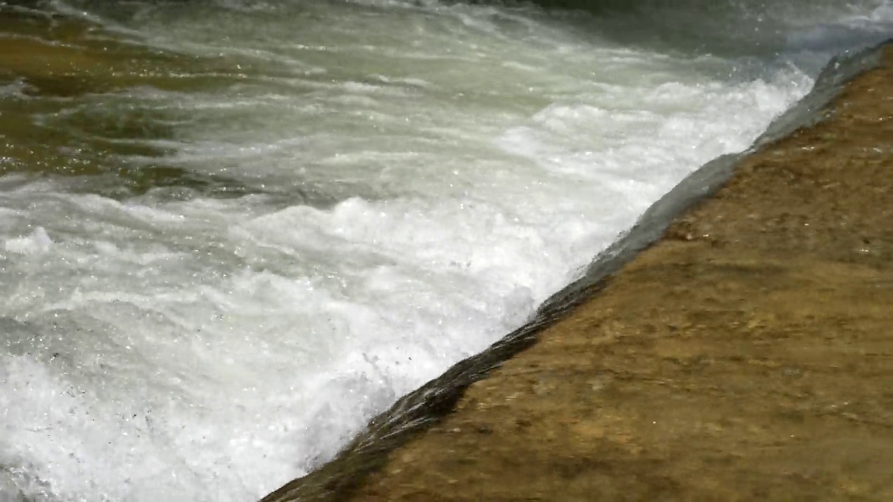 水与崎岖的岩石近距离接触。视频素材