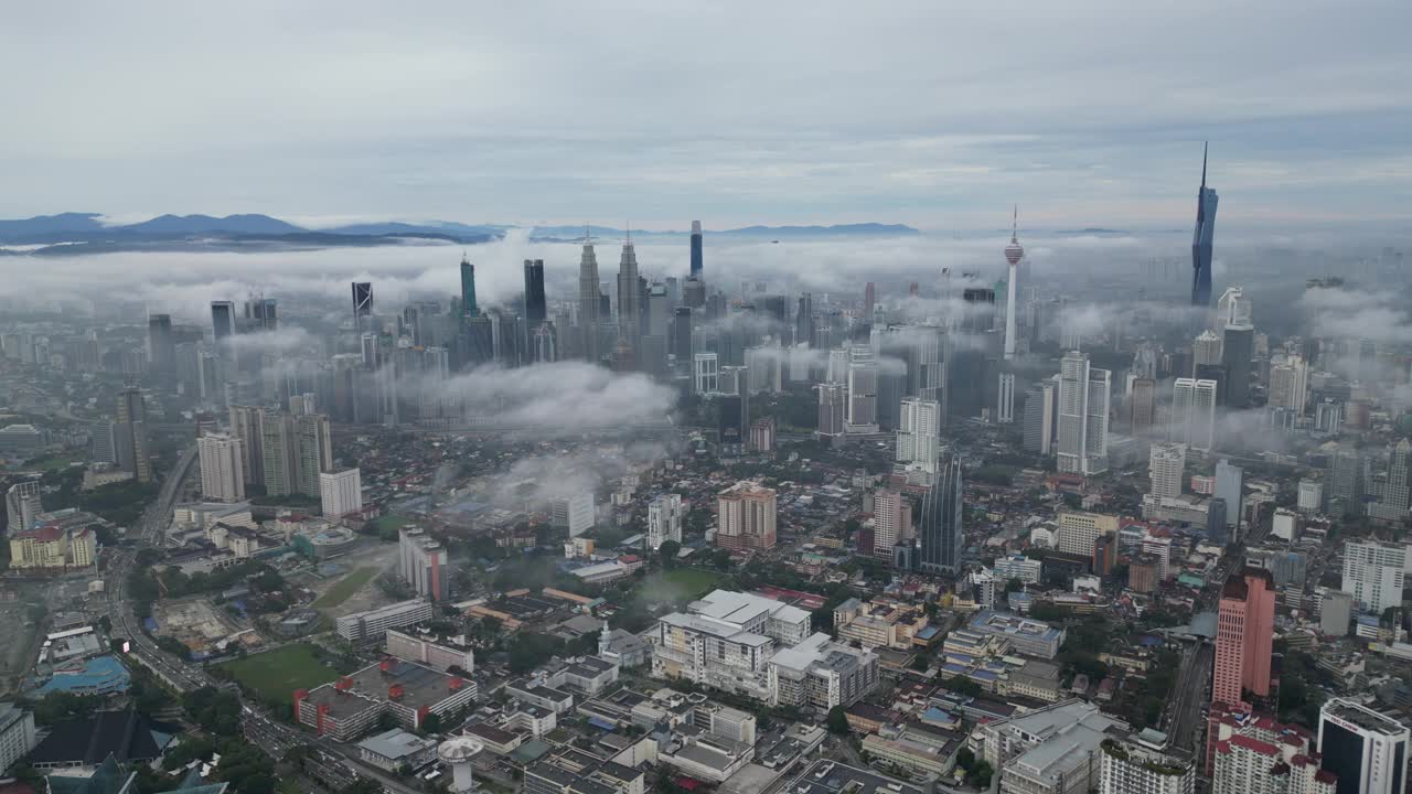 吉隆坡上空的低云视频素材