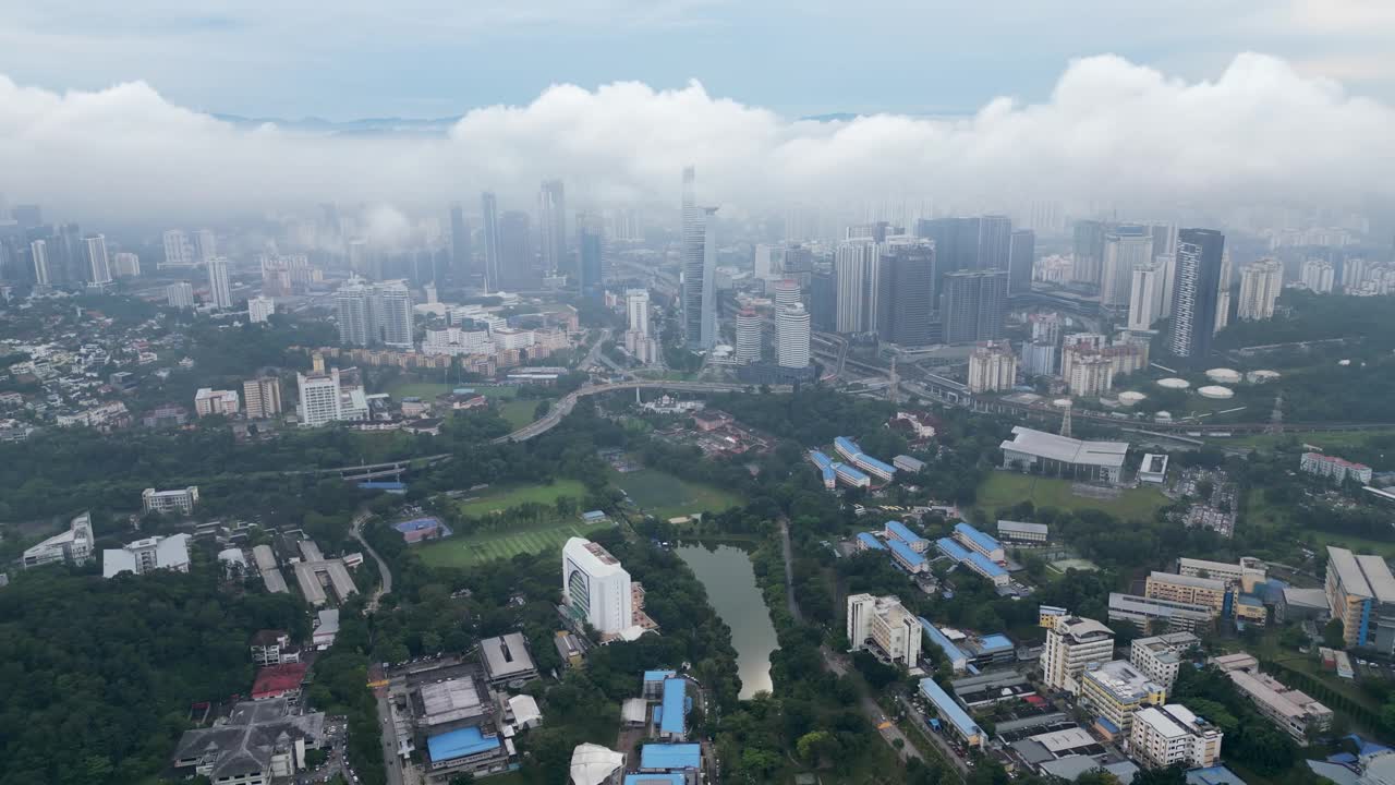 航拍低云显示马来亚大学视频素材