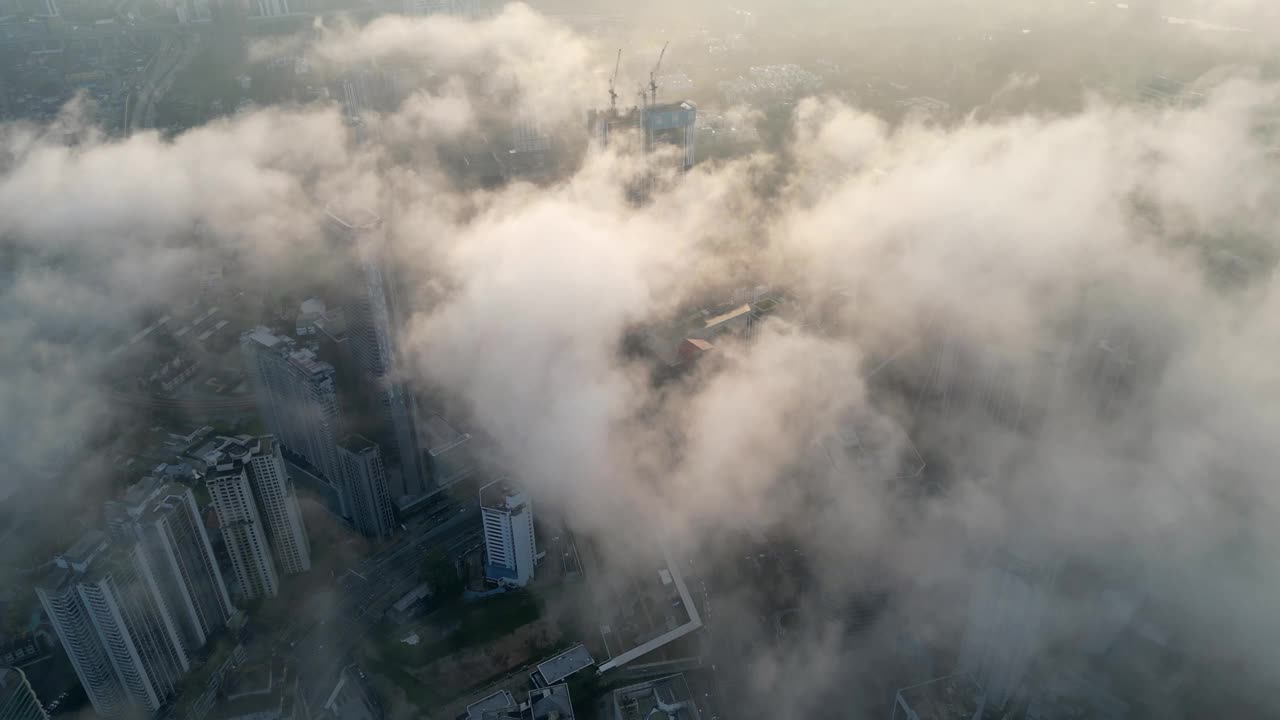 鸟瞰清晨的光线，低雾云，雄伟的吉隆坡天际线。视频素材