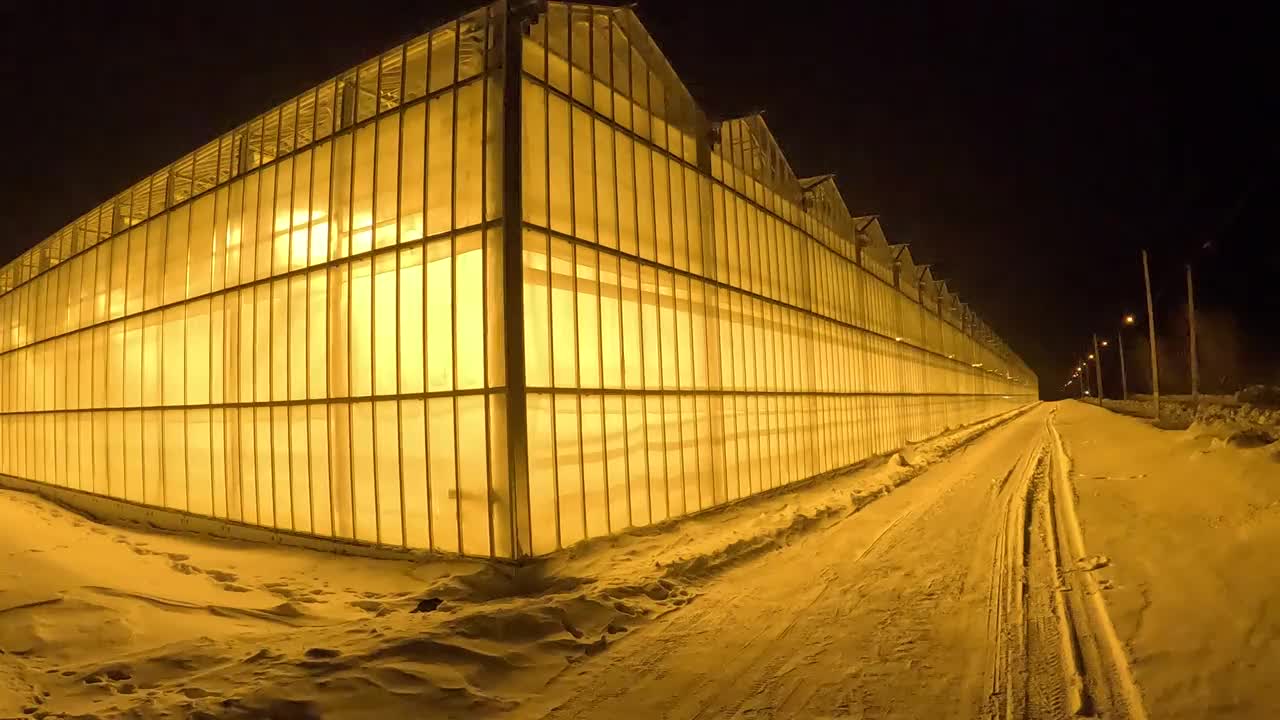 一年中霜冻季节的夜间近景拍摄的现代温室视频下载