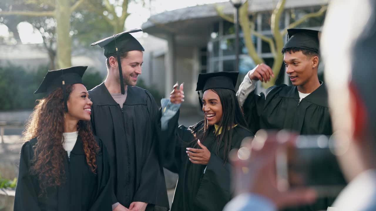 毕业，集体合影和庆祝与毕业帽扔和兴奋从大学学位。大学里，朋友和快乐的人有成就，激励和教育的事件有微笑视频素材