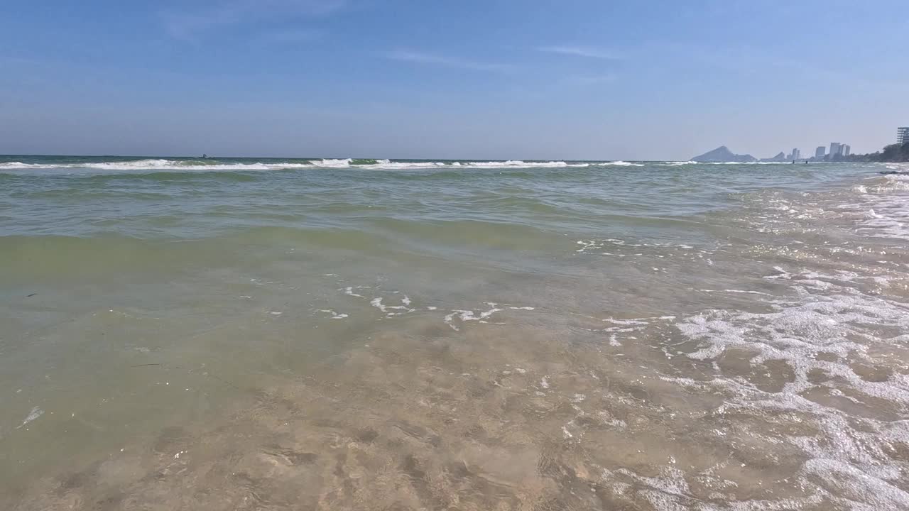 海浪逼近海岸线视频素材