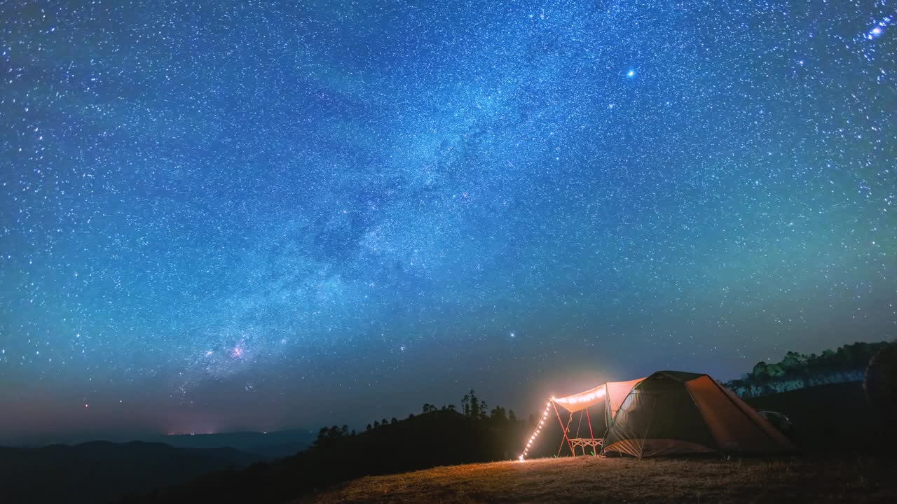 绿油油的帐篷露营在有流星雨的山上视频素材