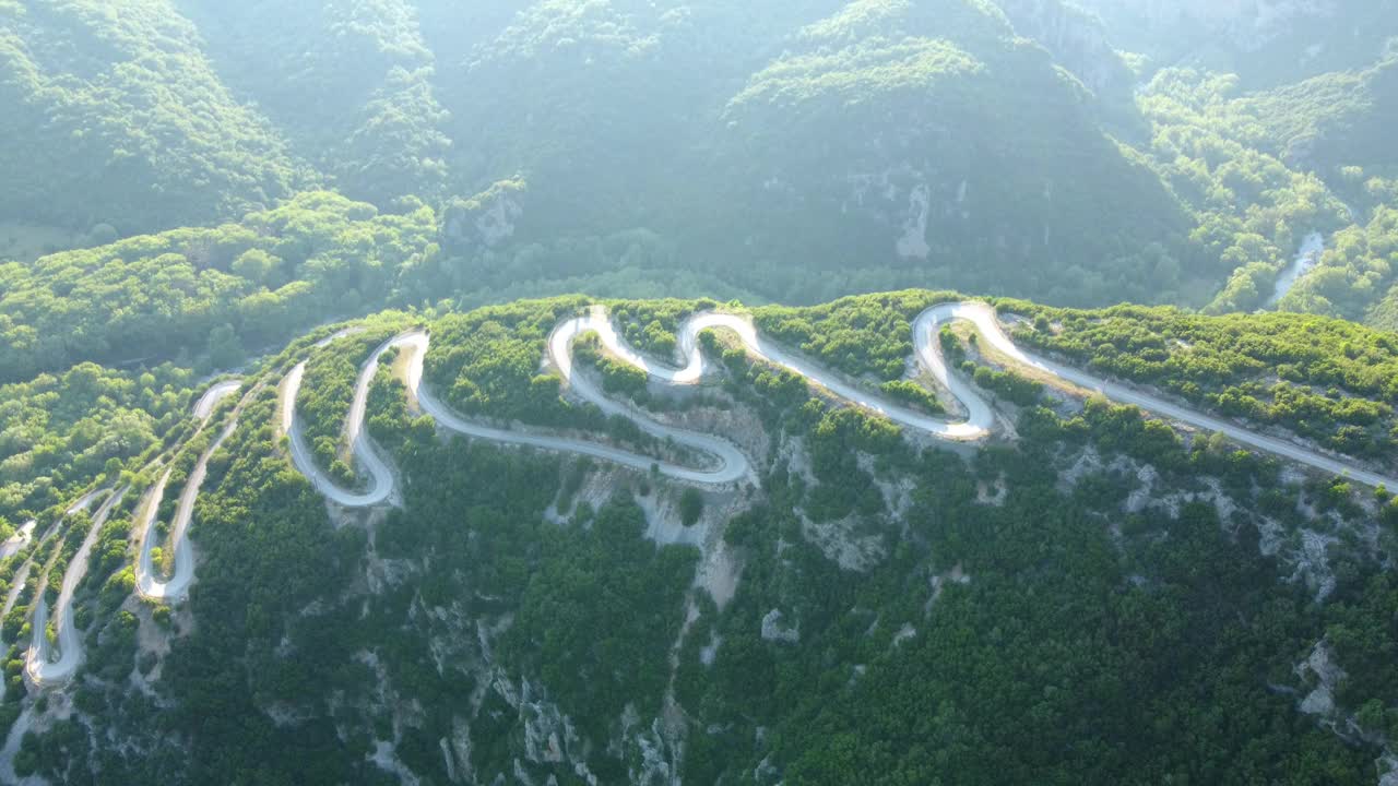 通往希腊北部维科斯峡谷的蜿蜒狭窄道路。在希腊扎戈里地区，一条蜿蜒曲折的山路蜿蜒向上。视频素材