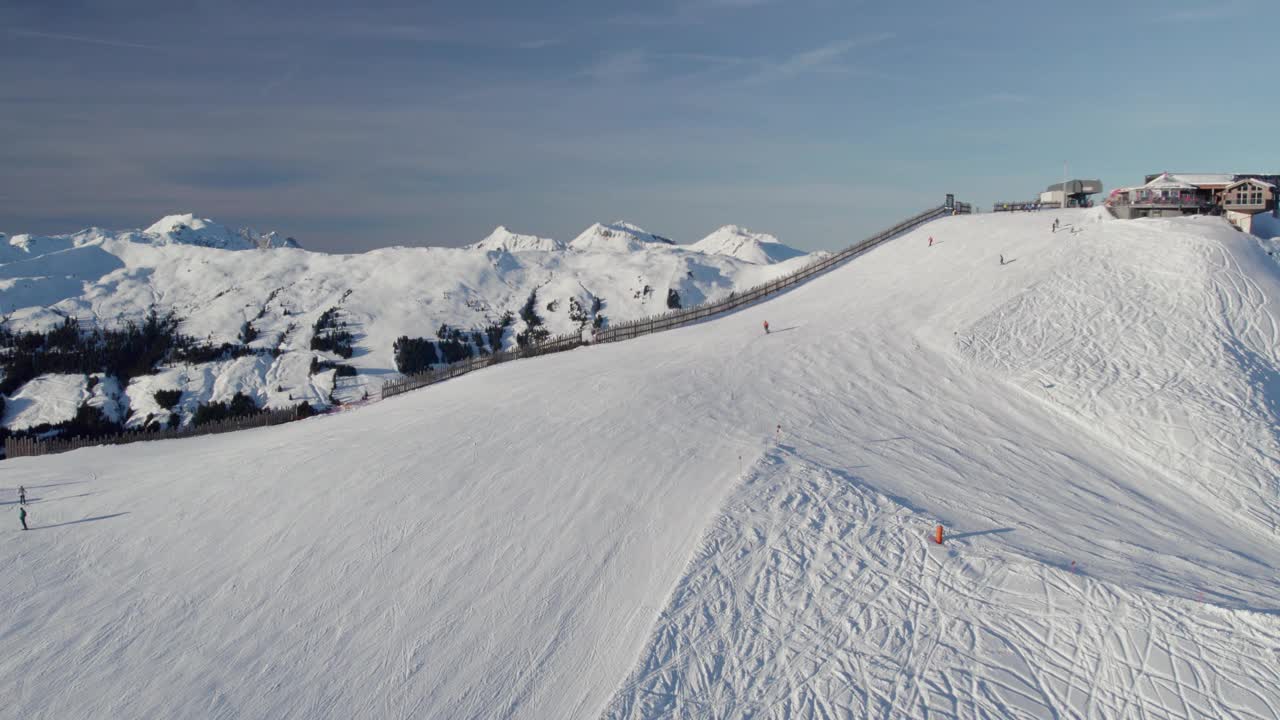 冬季景观滑雪胜地与滑雪者在萨尔巴赫-辛特格勒姆，奥地利-空中拍摄视频素材