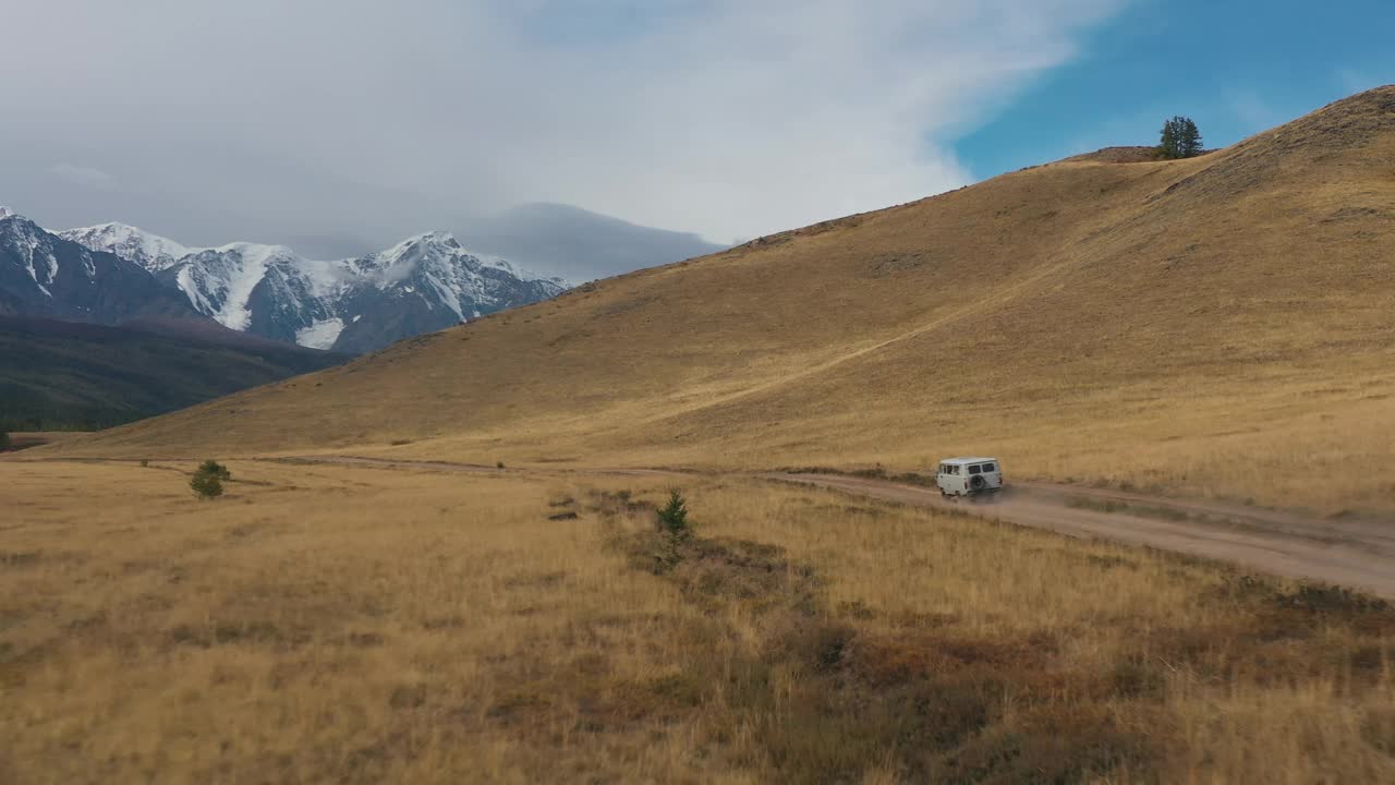 复古灰色SUV行驶在山野鸟瞰图视频下载