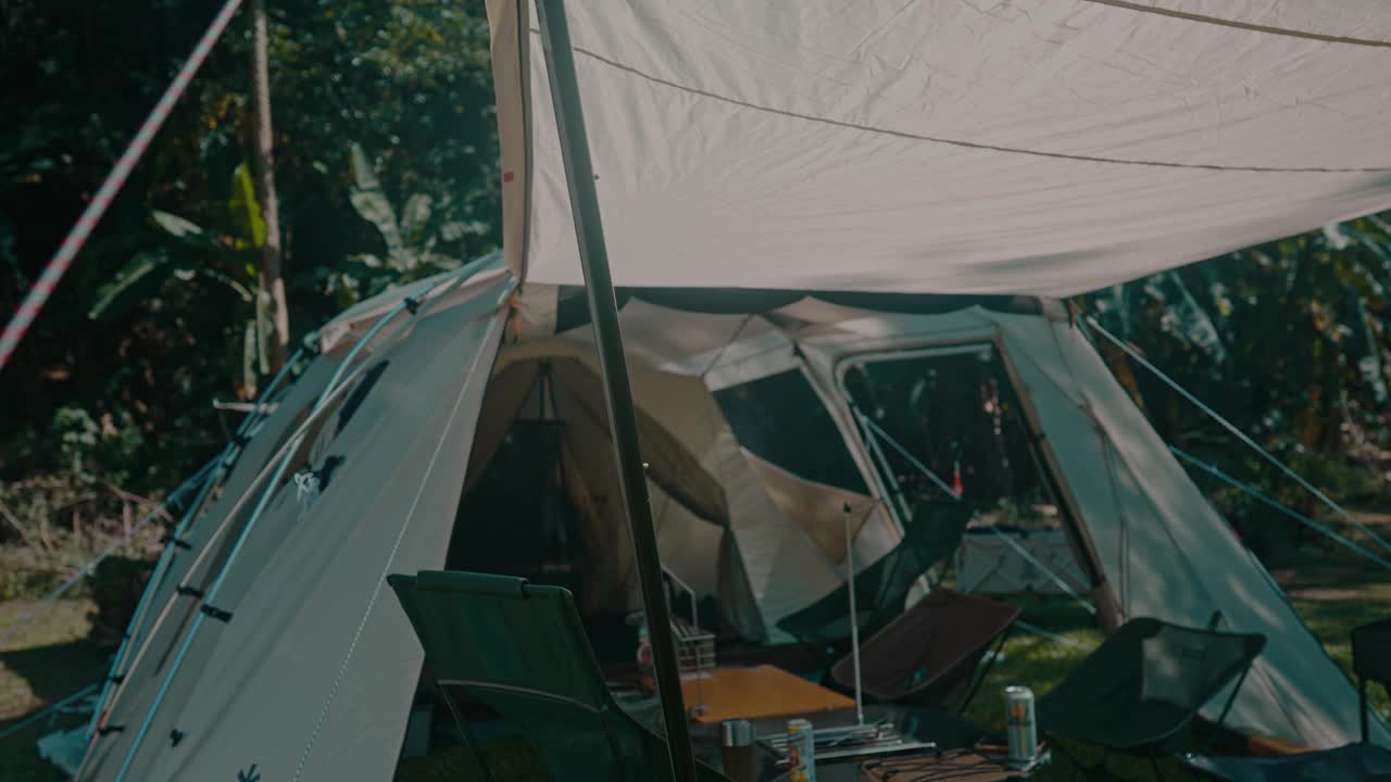 周末活动露营生活与帐篷发现和学习与自然和人类休闲户外，在大自然中休息。视频素材