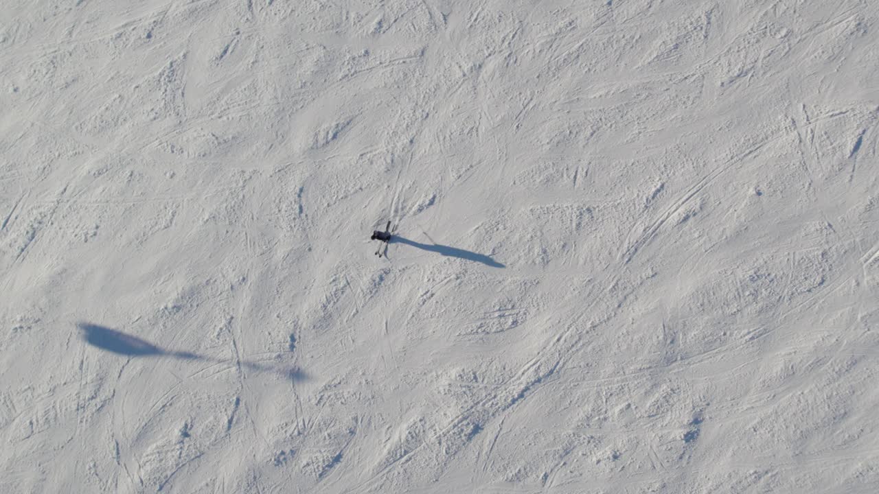 奥地利萨尔巴赫-辛特格莱姆滑雪场上的滑雪者俯视图-无人机拍摄视频素材