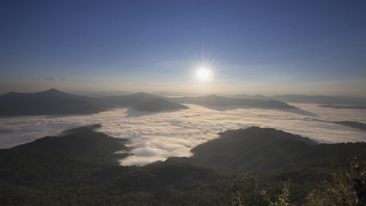 早晨的时候，山上有雾视频下载