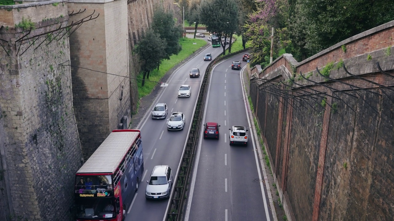 繁忙的一天交通在罗马公园别墅Borghese与移动的汽车和旅游观光巴士通行视频素材